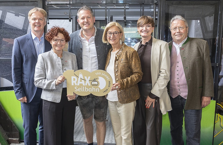 V.l.n.r.: Michael Duscher (Geschäftsführer der Niederösterreich-Werbung), Elisabeth Zehetner (Staatssekretärin), Bernd Scharfegger (Betreiber der Rax-Seilbahn und GF des Scharfegger's Raxalpen Resorts), Johanna Mikl-Leitner (NÖ-Landeshauptfrau), Astrid Steharnig-Staudinger (Geschäftsführerin der Österreich Werbung) und Franz Hörl (Fachverbands-Obmann Seilbahnwirtschaft WKÖ).