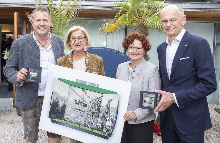 V.l.n.r.: Bernd Scharfegger (Betreiber der Rax-Seilbahn und Geschäftsführer Scharfegger's Raxalpen Resort), Johanna Mikl-Leitner (NÖ-Landeshauptfrau), Elisabeth Zehetner (Staatssekretärin) und Walter Oblin (Postdirektor).