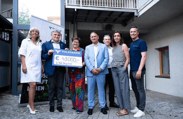 V.l.n.r.: Elisabeth Böhm (Landtagsabgeordnete, Bürgermeisterin Neusiedl am See), Walter Paulhart (Finanzreferent, Vorstand von Rettet das Kind–Österreich–Landesstelle Burgenland), Elisabeth Fritz-Fraisl (Vorständin VB Ost Verwaltung eG), Christoph Nyikos 
(Filialleiter Volksbank Eisenstadt/Neusiedl), Theodor Seiz (Vorstand VB Ost Verwaltung eG), 
Nora Ferenczy-Kwasniak (Volksbank Wien) und Mario Zagler (Generalsekretär Rettet das Kind–Österreich)