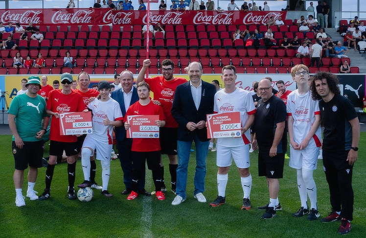 Wolfgang Weixelbaumer von Coca-Cola (4.v.r.) überreichte Schecks an die beiden Special Needs Teams sowie Special Olympics Österreich.