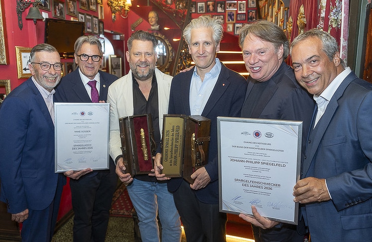 V.l.n.r.: Koch Manfred Buchinger, Marchfelderhof-Chef Peter Großmann, TV-Koch Mike Süsser ("Spargelkoch des Jahres"), Moderator Johann-Philipp Spiegelfeld ("Spargel-Feinschmecker des Jahres") sowie die Köche Heinz Hanner und Robert Letz. © LEADERSNET / R. Brunhölzl
