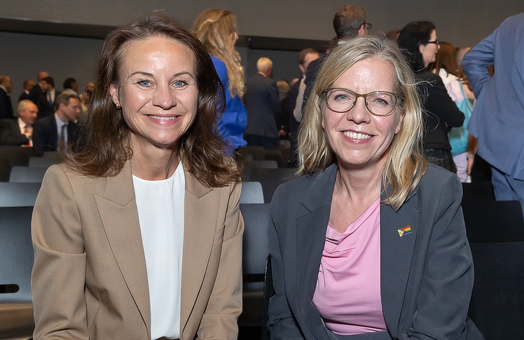 Patricia Neumann (links) und Leonore Gewessler © LEADERSNET/C. Mikes