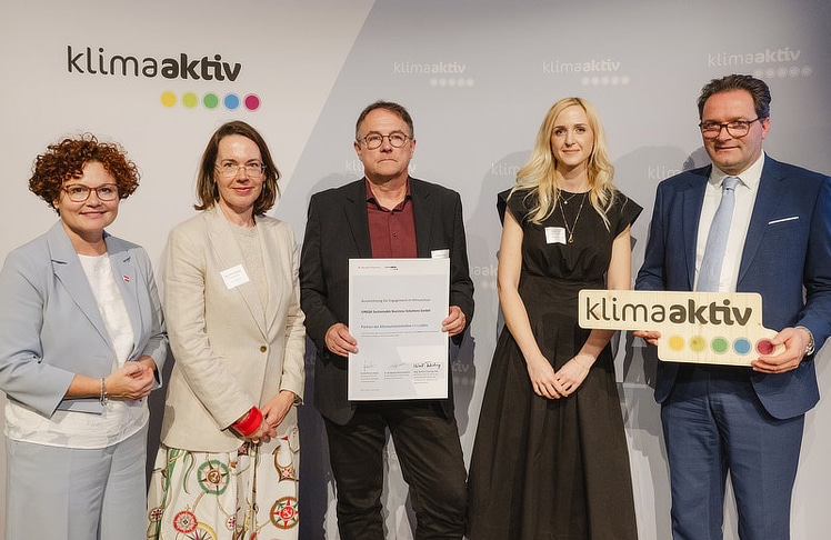 Energie-Staatssekretärin Elisabeth Zehetner (l.) und Umwelt- und Klimaminister Norbert Totschnig (r.) mit (v.l.n.r.) Marie-Pierre Garnier, Gerhard Sirucek und Dunja Vasic von der Uniqa Sustainable Business Solutions GmbH.