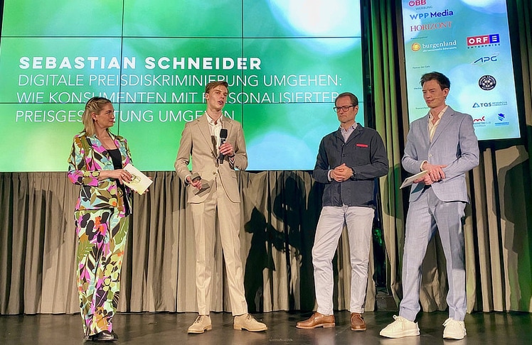 V.l.n.r.: Moderatorin Gabi Hiller, Sebastian Schneider (Sieger Sonderpreis "New Momentum"), Christoph Schuh (Unternehmenssprecher APG) und Moderator Philipp Hansa.