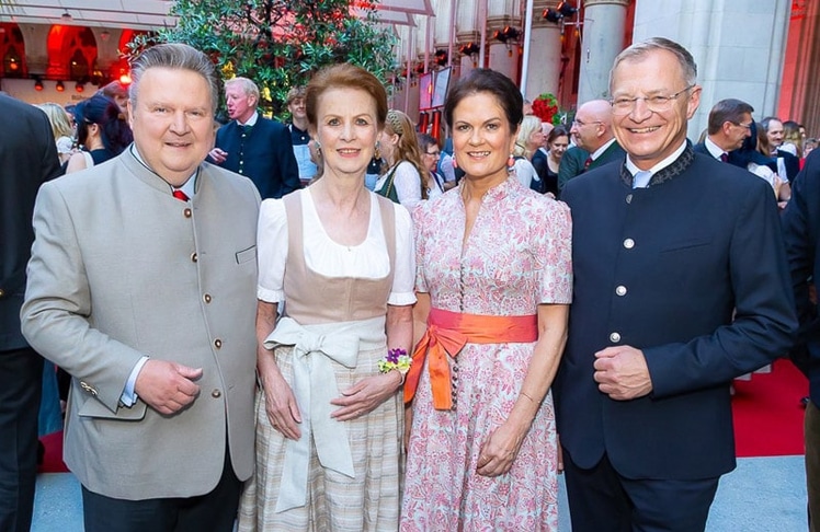 Wiens Bürgermeister Michael Ludwig (l.) mit Gattin Irmtraud Rossgatterer & Landeshauptmann Thomas Stelzer mit Gattin Bettina Stelzer-Wögerer © LEADERSNET/C. Mikes