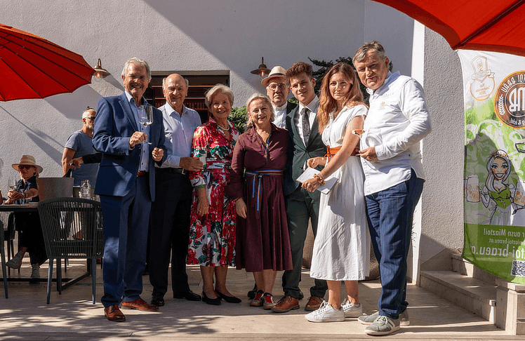 Toni (r.) und Eva Mörwald (Mitte) luden zum ersten Geburtstag ihres Gutshofs. Mit dabei waren auch der ehemalige Landeshauptmann von Niederösterreich Erwin Pröll (2.v.l.) und seine Frau Elisabeth (3.v.l.)