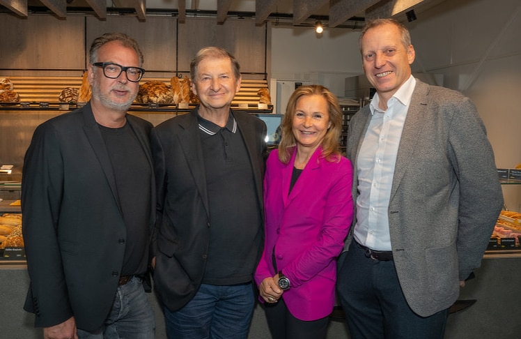 V.l.n.r. Architekt Andreas Lüdtke, Franz und Doris Felber, sowie  
Friedrich Pucandl (Geschäftsführer Real Estate bei Hofer Österreich).