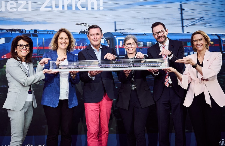 V.l.n.r.: COO Sandra Neukart (Österreich Werbung), Vorständin Sabine Stock (ÖBB Personenverkehr), Mobilitätsminister Peter Hanke (BMIMI), Salome Meyer (Botschafterin der Schweiz in Österreich), Leiter Internationaler Personenverkehr Philipp Mäder (SBB) und CEO Sara Roloff (Swiss Travel System) © ÖBB/Marek Knopp