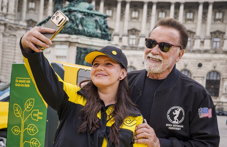 Wiener Zustellerin Sonja Kreuzer bei einem Selfie mit Arnold Schwarzenegger © Österreichische Post AG
