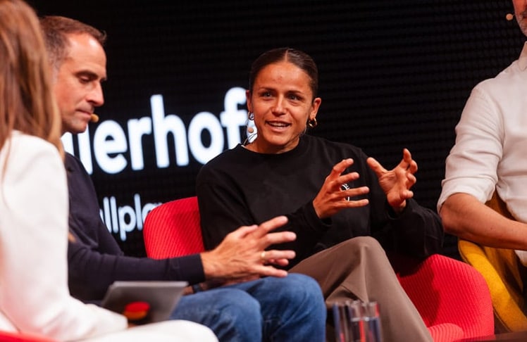 Fußballerin Laura Feiersinger und Red-Bull-CEO Oliver Mintzlaff im Gespräch über die Entstehung künftiger Champions durch frühzeitiges Scouting oder lokale Verwurzelung.