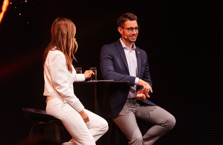 Moderatorin Barbara Fleißner und Michael Brönner, Country Manager Mastercard Austria