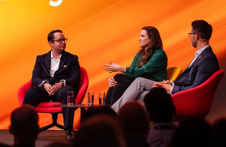 V.l.n.r.: David Goldschmidt, Senior Vice President und Global Head of P2P bei Mastercard, gemeinsam mit Dorothea Ysenburg, Vice President Global Digital Assets and Blockchain Commercialization mit Michael Brönner im Fireside Chat.
