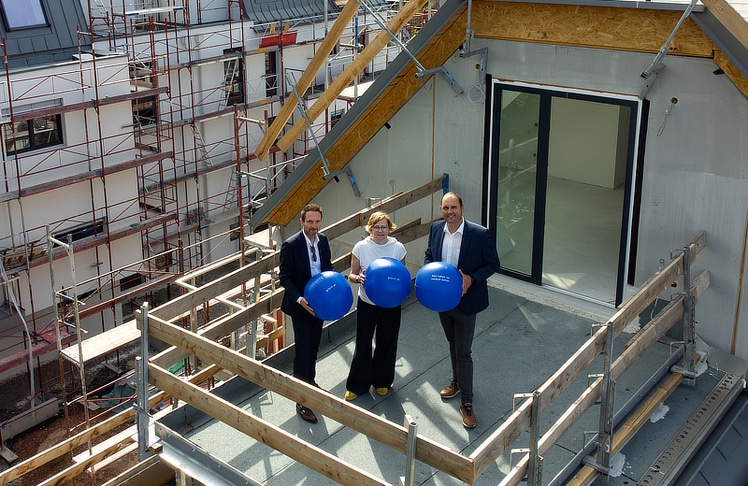 V.l.n.r.: Patrick Kloihofer (Glorit), Ivana Mirek (ZT Mirek-Hackermüller)und Andreas Glatz (Kager Massivbau) bei der Gleichenfeier © Glorit