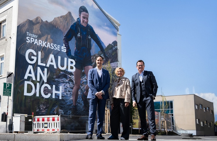 V.l.n.r.: Walter Lackner, Abteilungsleiter Geschäftsfeldentwicklung Tiroler Sparkasse, Brigitte Huber, Regionalleitung Tirol Epamedia und Patrick Götz, Vorstand Tiroler Sparkasse © Tiroler Sparkasse