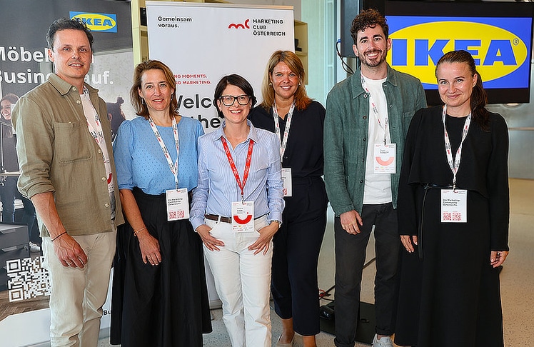 Die Speaker:innen des MCÖ-Clubabends (v.l.n.r.): John Oakley (Country Marketing Manager bei Ikea Österreich), Bettina Schuckert (Head of Marketing bei Gewista), Regina Loster (Geschäftsführerin des Marketing Club Österreich), Sandra Stichauner (Chief Marketing Officer bei Österreich Werbung), Florian Schleicher (Marketingberater und -stratege bei Futurestrategies) und Yvonne Haider-Lenz (Leitung Marketing, Unternehmenskommunikation & Innovation bei Vöslauer).