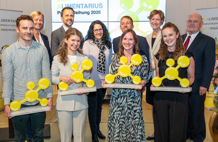 1. Reihe (v.l.n.r.): Cameron Robert Strachan, Dissertation 1. Platz; Esther Weninger, Masterarbeit 1. Platz; Kate Waldert, Dissertation 1. Platz; und Katherina Telser, Masterarbeit 1. Platz. 
2. Reihe (v.l.n.r.): Karin Schwaiger, VetMedUni, Henry Jäger und Regine Schönlechner, beide BOKU University, Florian Aigner, TU Wien, Katharina Koßdorff, Herausgeberin der Fachzeitschrift Die Ernährung, Emmerich Berghofer, BOKU University © Husar/FV
