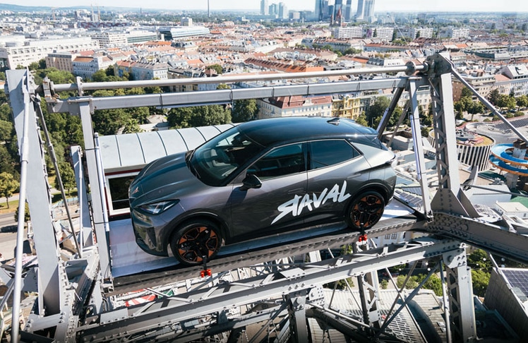 Ein Elektroauto über den Dächern Wiens: Cupra zeigt den neuen Raval am Wiener Riesenrad
