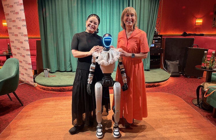 V.l.n.r.: Emily Kate Genatowski, Roboter Tova und Eva Mandl © LEADERSNET/G. Langegger
