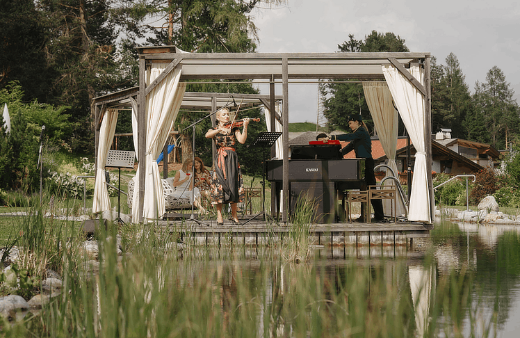 Lidia Baich auf der wohl kleinsten Seebühne des Landes. 