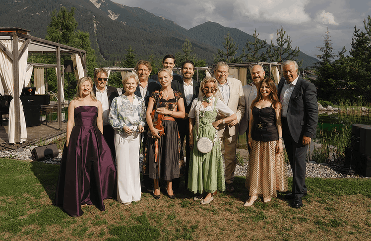 Der Cast "Bergauf mit Cultour" 2025 (v.l.n.r.): Jana Stadlmayr, Serge Falck, Ildikó Raimondi, Andreas Schager, Lidia Baich, Maximilian Kromer, Clemens Unterreiner, Elisabeth Gürtler, Michael Schade, Christopher Maltman, Audrey Saint Gil und Herbert Lippert