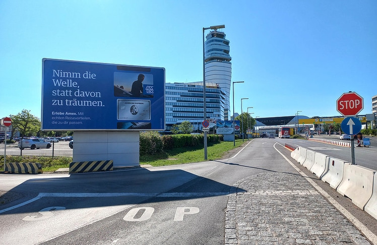 Bei der Einfahrt zum Flughafengelände ist die Kampagne am Skyboard sichtbar.