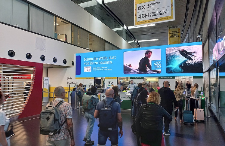 Weitere Sichtbarkeit erhält die Kampagne an der Megawall bei der Bordkartenkontrolle im Terminal 3.