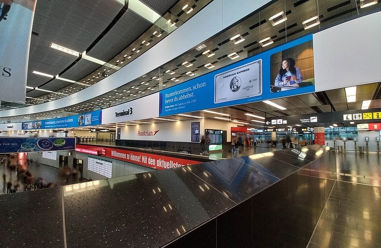 Im Terminal 3 wird die Kampagne auf einer großflächigen Werbefläche gezeigt.
