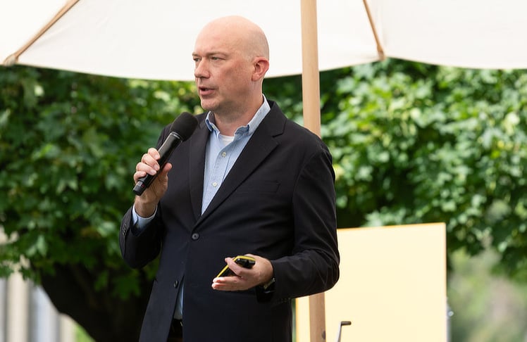 Zukunftsforscher Franz Kühmayer beschäftigte sich mit der Frage, wie Unternehmen Veränderungen vorantreiben können, ohne ihre Mitarbeitenden zu überfordern. 