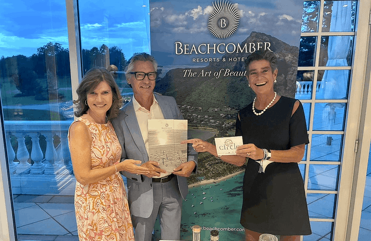 Der glückliche Mauritius-Gewinner Bert Copar mit Elke Böhnke (l.) & Karin Strahner.