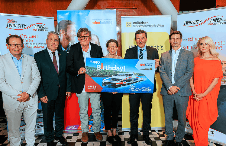 V.l.n.r.: Gerd Krämer (Central Danube), Gemeinderat und Landtagsabgeordneter Thomas Mader, Zivilingenieur für Schiffstechnik Richard Anzböck, Wien Holding-Geschäftsführerin Karin Ramser, Generaldirektor-Stellvertreter und Kommerzkunden-Vorstand der Raiffeisenlandesbank NÖ-Wien Reinhard Karl, Severin Leopold (Central Danube) und Moderatorin Silvia Schneider