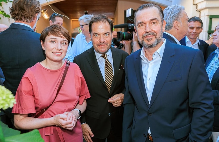 V.l.n.r.: Sigi Maurer (Mediensprecherin der Grünen), der neue VÖZ-Präsident Rainer Nowak und der designierte ORF-Generaldirektor Clemens Pig