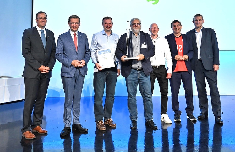 Das Siegerteam von Gurkerl.at mit OÖ Wirtschafts-Landesrat Markus Achleitner (2.v.l.), Juryvorsitzender Veit Kohnhauser (1.v.l.), Stv. VNL-Beiratssprecher Peter Umundum (2.v.r.) und VNL-Obmann Franz Staberhofer (1.v.r.) © cityfoto.at/Wolfgang Simlinger 