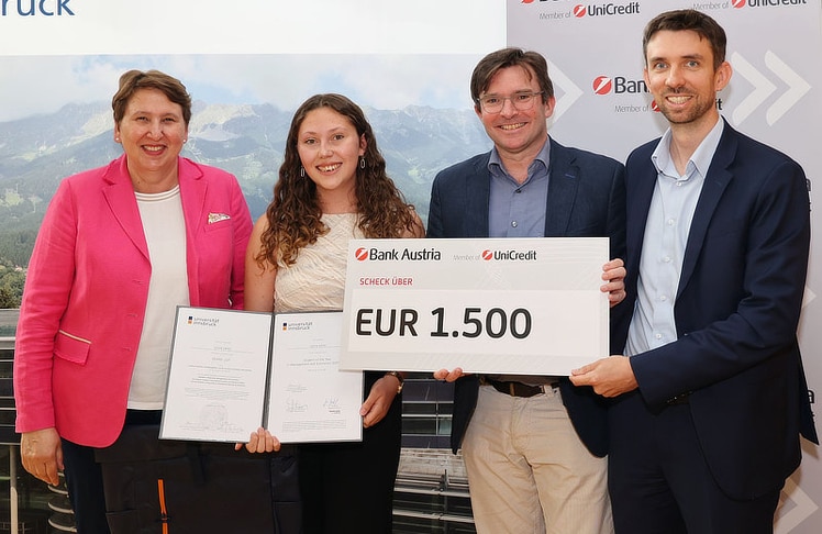 V.l.n.r.: Dekanin Annette Ostendorf, Preisträgerin Laura Lentz, Dekan Markus Walzl und Jan Manuel Zatocil, Firmenkunden Tirol der UniCredit Bank Austria.
