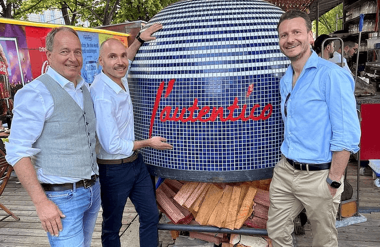 V.l.n.r.: Bernhard Kloucek gemeinsam mit den Gastronomen André und Sandro Gargiulo