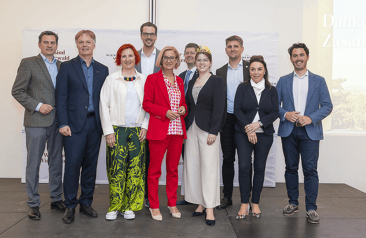 V.l.n.r.: Heinrich Hartl (Weingut Hartl), Michael Duscher (Geschäftsführer der Niederösterreich Werbung), Irene Vonderlind (Museum Gugging), Marcus Lindford (Geschäftsführer von Wienerwald Tourismus), Landeshauptfrau Johanna Mikl-Leitner, Georg Kabas (Vizebürgermeister von Mauerbach), Weinkönigin Marie Huber, Axel Nemetz (At the Park Hotel Baden), Adelaide Royer (Direktorin des Hotels Schlosspark Mauerbach) und der Waldökologe Artur Cisar-Erlach 