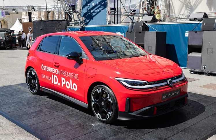 Die Österreich-Premieren, wie hier der elektrische VW Polo (als GTI Version), wurden im Rahmen eines Catwalk-Konzepts vor der Hauptbühne vorgestellt.