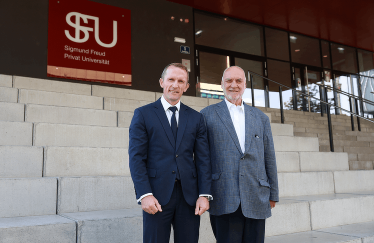 V.l.n.r.: Kevin Lynch, Managing Director von Skilled Education mit Alfred Pritz, Gründungsrektor der SFU 
