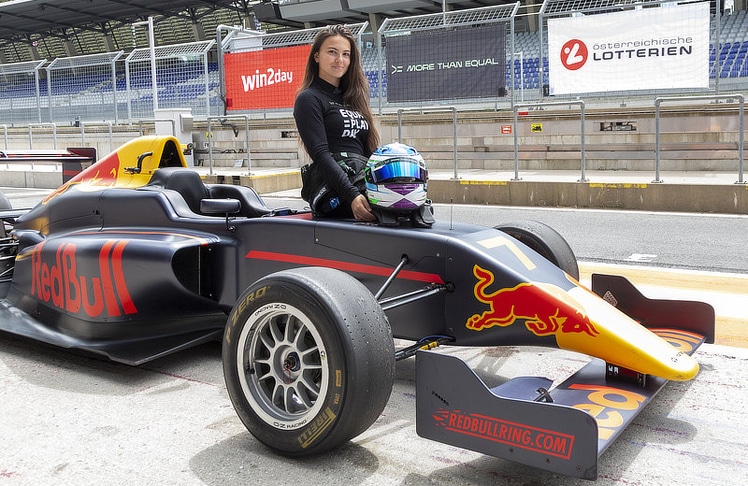 Die erst 15-jährige Ivonn Simeonova gilt als Nachwuchshoffnung im Motorsport.
