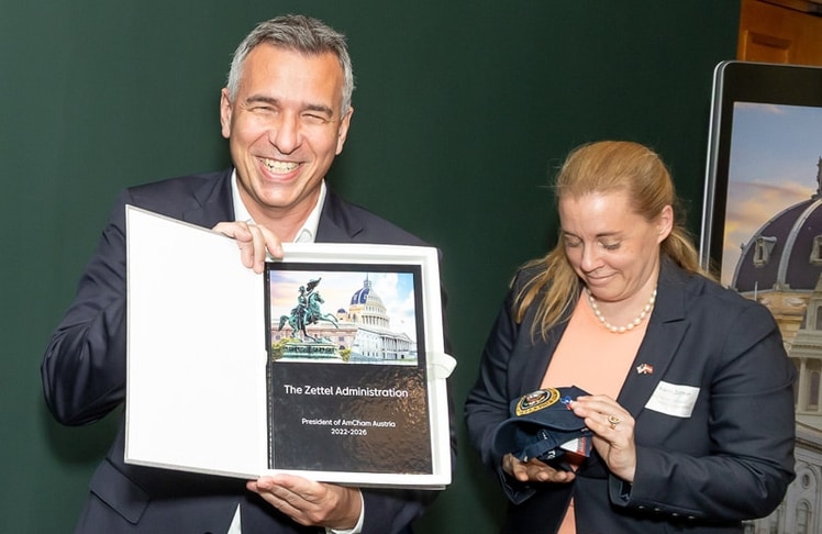 Für Michael Zettel (hier mit Karin Zeltner, Generalsekretärin der AmCham) gab es auch einige Abschiedsgeschenke.