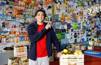 Stabhochsprung-Weltrekordhalter sprang über Wand aus 3.000 Lidl-Produkten