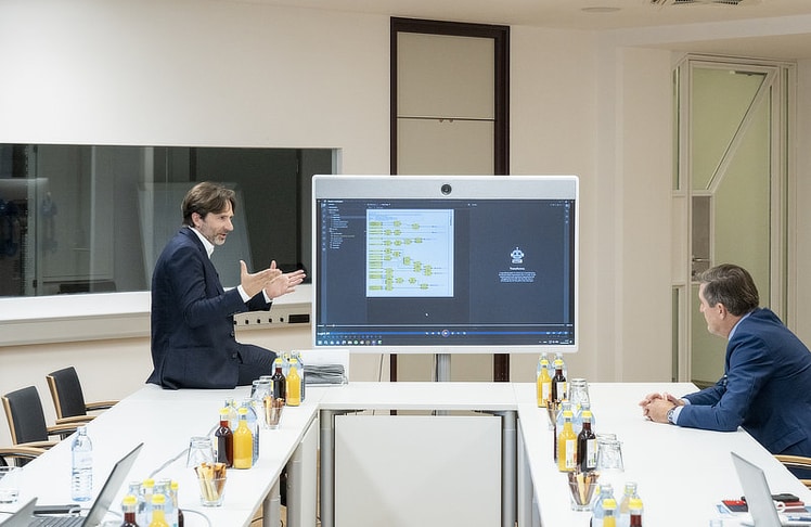 Neuron-Automation-CEO Michael Plankensteiner präsentierte Bundesminister Peter Hanke das geförderte Projekt "Neuron Transforma".