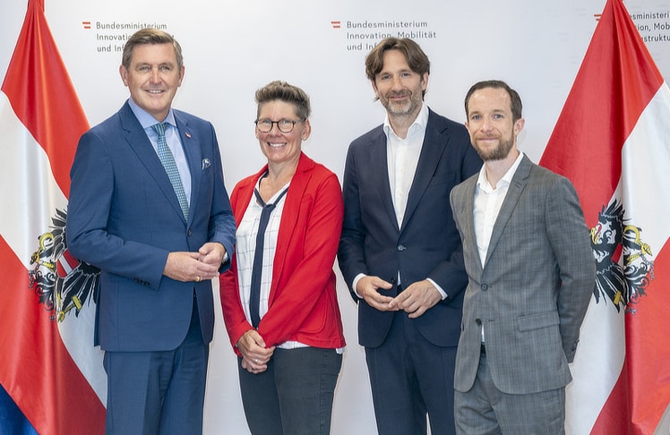 V.l.n.r.: Peter Hanke (Bundesminister für Innovation, Mobilität und Infrastruktur), Martina Hubert (Director Marketing & Sales, Neuron Automation), Michael Plankensteiner (CEO, Neuron Automation) und Adrien Legriffon (Product Manager, Neuron Automation).