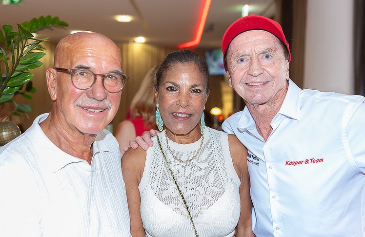V.l.n.r.: Schauspieler Otto Retzer mit Frau Shirley und "Mr. Ferrari" Heribert Kasper.