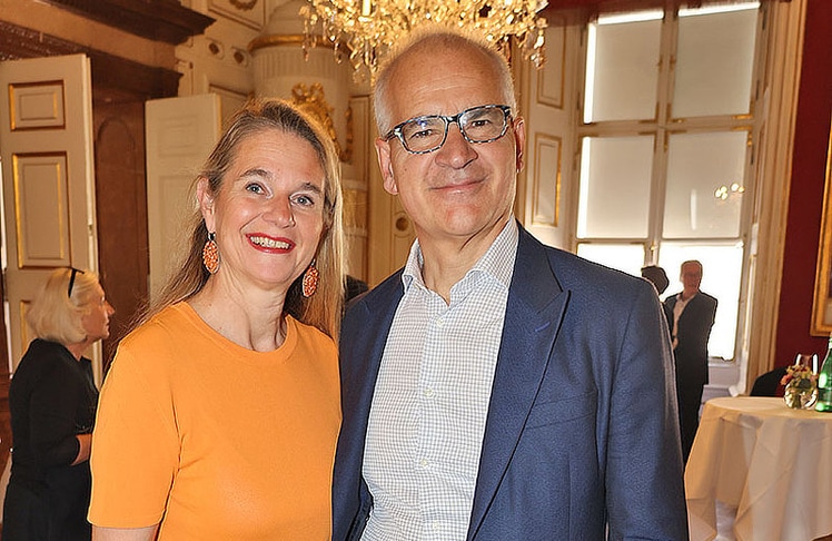 Unter die Gäste mischten sich unter anderem Gerlinde Layr-Gizycki (Gründerin Inamera) und Wolfgang Layr (Strategische Kommunikation Volksbank). © LEADERSNET / U. Brandl