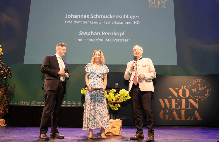 V.l.n.r.: Johannes Schmuckenschlager (Präsident der Landwirtschaftskammer Niederösterreich und Präsident des Österreichischen Weinbauverbandes), Kati Bellowitsch (Moderatorin) und Landeshauptfrau-Stellvertreter Stephan Pernkopf