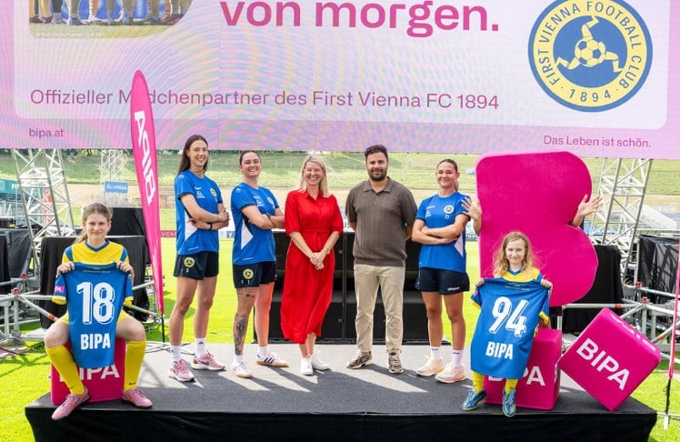 Bipa-Geschäftsführerin Daniela Reumann und Vienna-Sportdirektor Dieter Elsneg mit Spielerinnen der Mädchen- und Damenmannschaft.