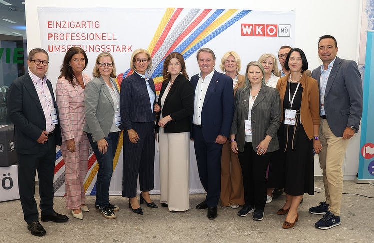 V.l.n.r.: WKNÖ-Vizepräsident Thomas Schaden, die EPU-Ausschussmitglieder Birgit Streibel-Lobner und Astrid Wessely, NÖ-Landeshauptfrau Johanna Mikl-Leitner, EPU-Sprecherin Michaela Habinger, WKNÖ-Präsident Wolfgang Ecker, WKNÖ-Direktor-Stv. Alexandra Höfer, die EPU-Ausschussmitglieder Martina Kerschbaumer, Helga Huber und Andreas Anibas, EPU-Beauftragte der WKNÖ Nicole Wöllert sowie WKNÖ-Bezirksstellenleiter (Schwechat) Mario Freiberger. 