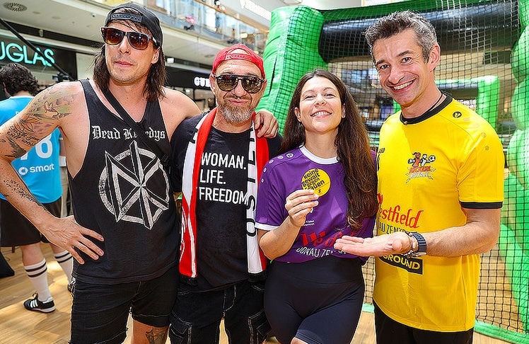 V.l.n.r.: Musiker Marco Pogo, Musiker und "Band Fußball Cup"-Initiator Roman Gregory, Autorin Verena Titze und Kabarettist Omar Sarsam.