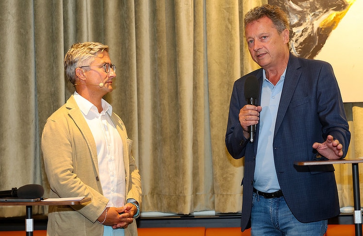 Der ehemalige ORF-Auslandskorrespondent Ernst Gelegs (r.) im Gespräch mit Heimo Rollett.