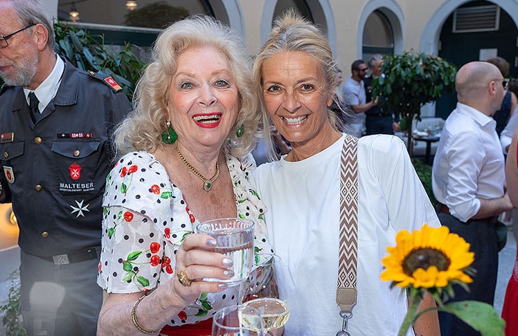 Grande Dame Birgit Sarata (l.) und Journalistin Ines Schwandner. © Andreas Tischler